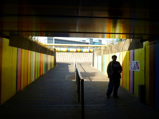 一个过街通道，彩色的墙壁感觉像时光隧道一样，那个胖子是我室友